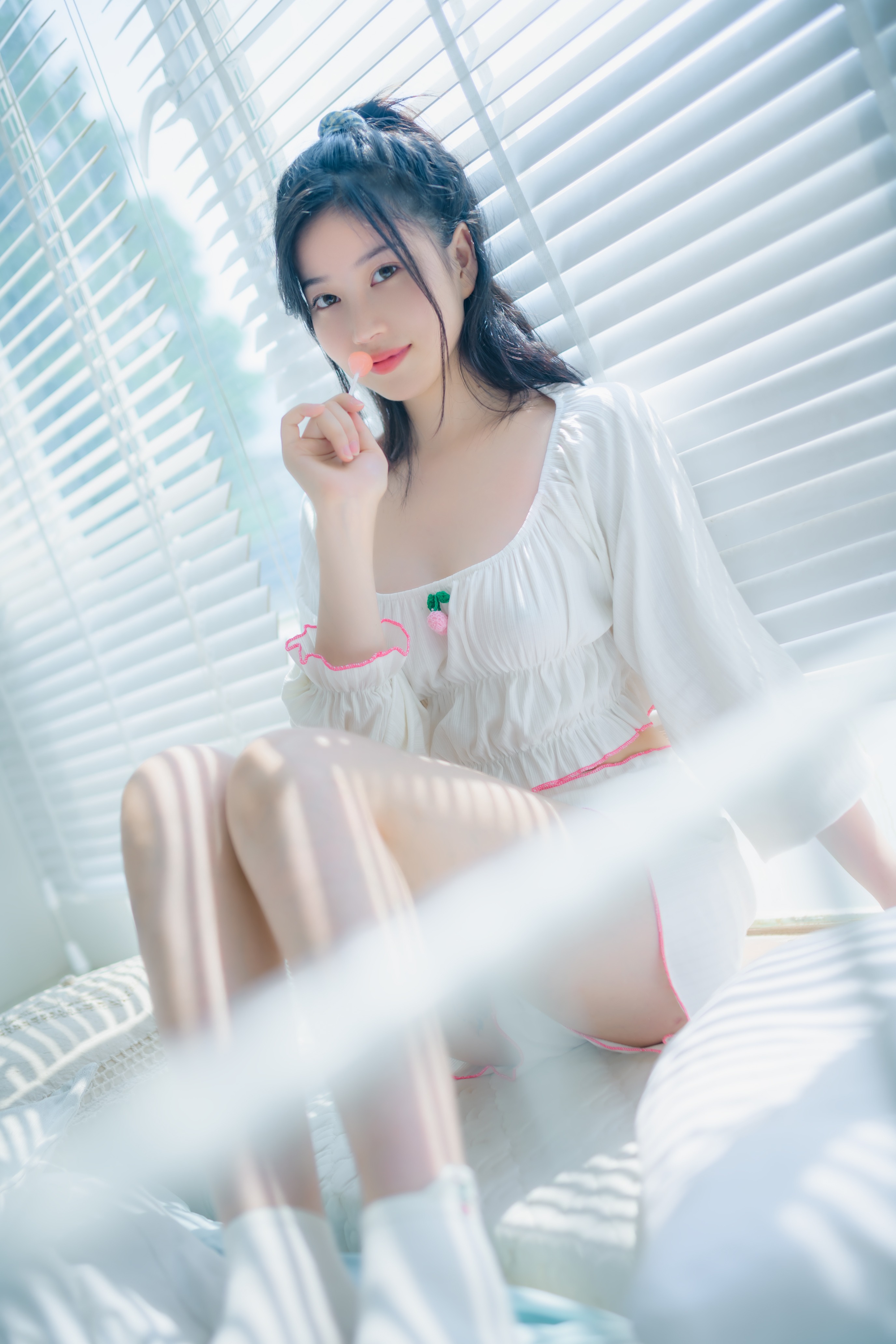 年年-爱吃棒棒糖的少女
