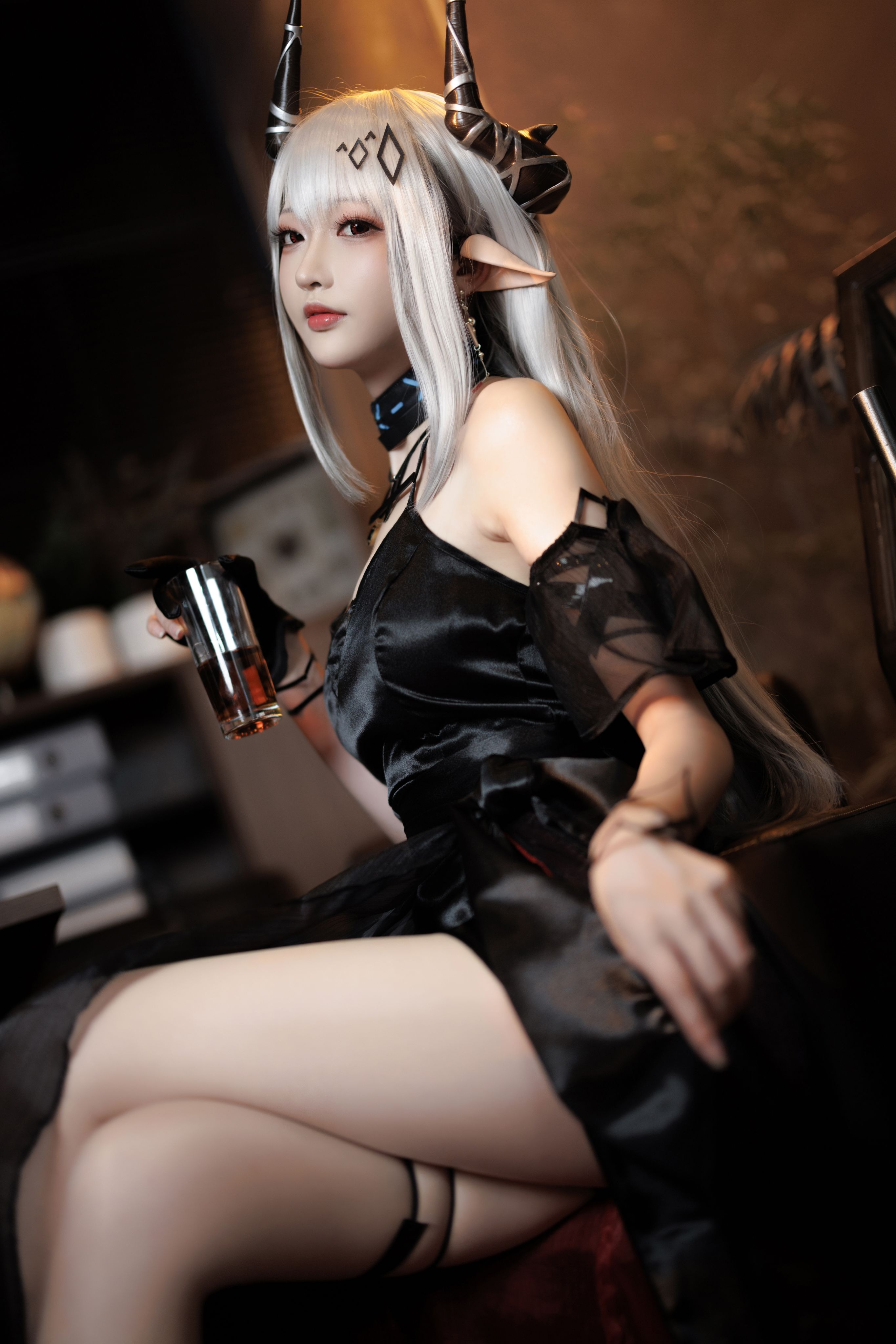 南宫 泥岩礼服